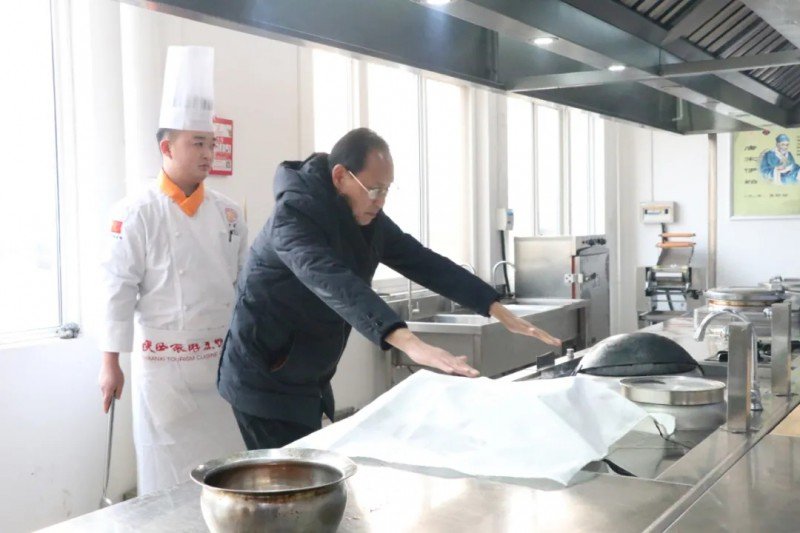 活动由教务处副处长米佳主持