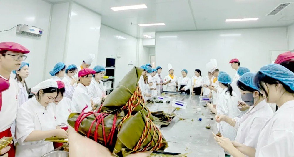传统习俗碰撞青春活力