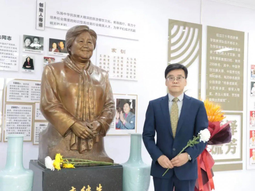 对照阅读在这个缅怀先贤